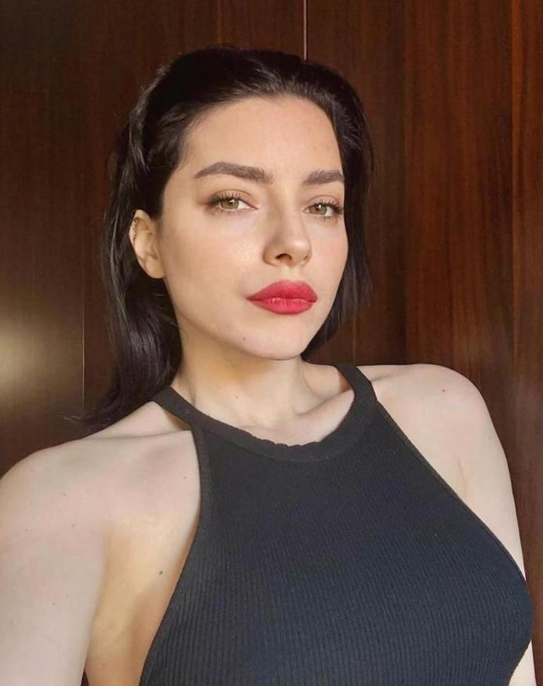 Havuz pozuyla olay oldu Merve Boluğur tatilden paylaştı