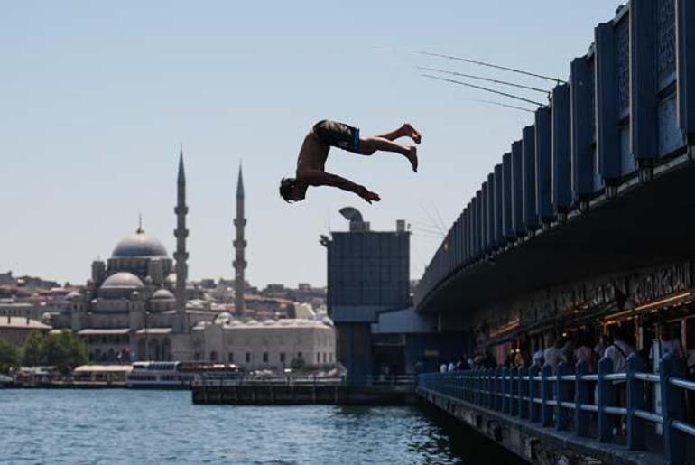 İstanbul yanıyor Termometreler tavan yaptı, vatandaş denize akın etti