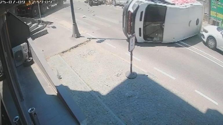 Üsküdar’da 3 araç birbirine girdi: Motosiklet sürücüsünün ayağı koptu