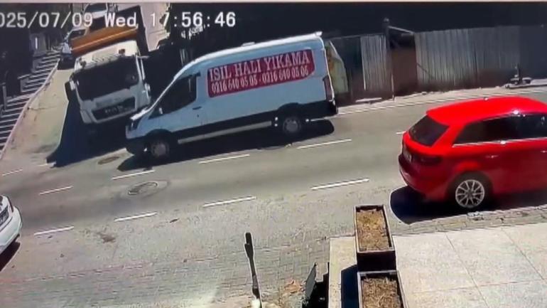 Üsküdar’da 3 araç birbirine girdi: Motosiklet sürücüsünün ayağı koptu