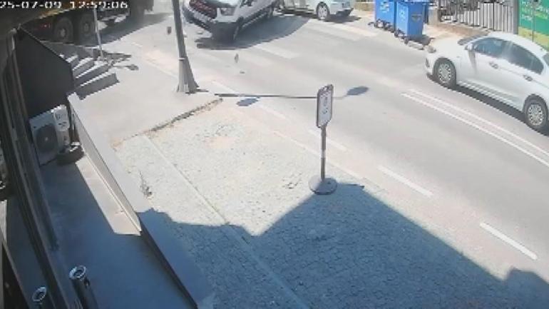 Üsküdar’da 3 araç birbirine girdi: Motosiklet sürücüsünün ayağı koptu
