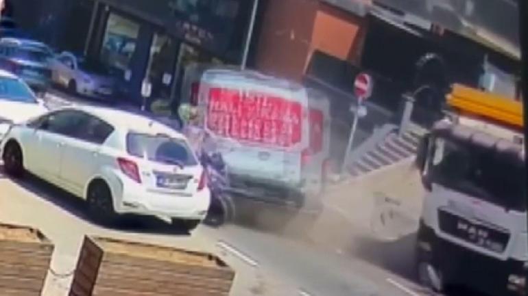 Üsküdar’da 3 araç birbirine girdi: Motosiklet sürücüsünün ayağı koptu