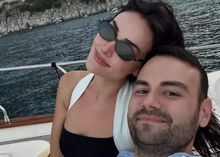 Romantische foto van Esra Bilgiç en haar geliefde Faruk Sabancı gedeeld met hartemoji