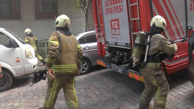 Bahçelievlerde binada yangın: Mahsur kalan 3 kişinin kurtarılma anı kamerada