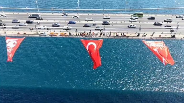 686f96bfbf2042513df9d823 15 Temmuz Şehitler Köprüsü'ne Türk bayrağı asıldı: Tüm dünyaya ispatladı