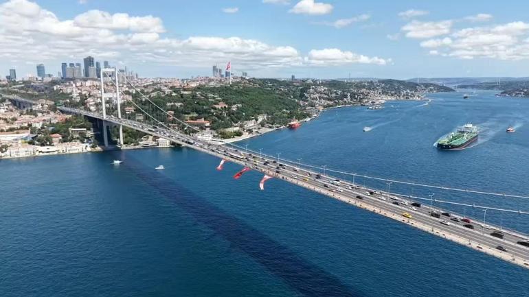 686f96d3bf2042513df9d827 15 Temmuz Şehitler Köprüsü'ne Türk bayrağı asıldı: Tüm dünyaya ispatladı