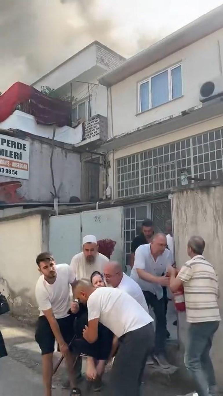 Bursada tekstil atölyesinde yangın çıktı, iş yeri sahibi itfaiye ekiplerine saldırdı