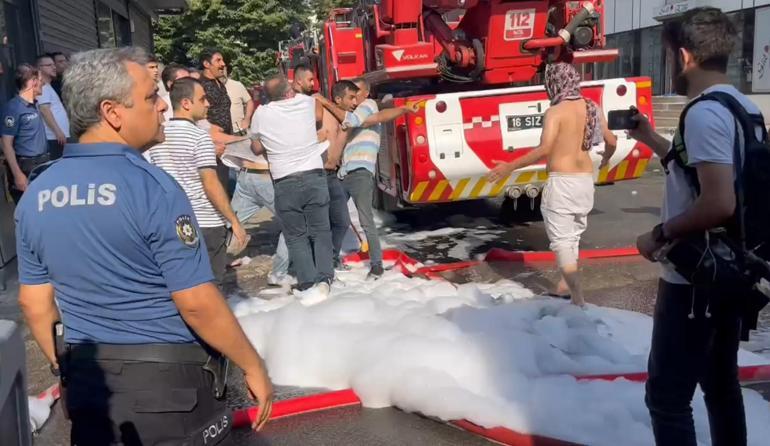 Bursada tekstil atölyesinde yangın çıktı, iş yeri sahibi itfaiye ekiplerine saldırdı