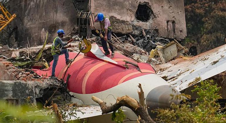 6870ac88bf2042513df9db59 270 KİŞİNİN HAYATINI KAYBETTİĞİ AIR INDIA FACİASINDA ŞOK İDDİA: KOKPİTTEKİ DETAY HAYRETE DÜŞÜRDÜ!