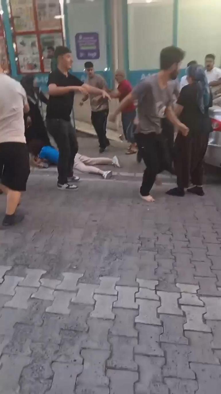 Esenyurtta zincir markette başlayan kavga sokağa taştı Tekmeler, yumruklar ve demir çubuklar havada uçuştu