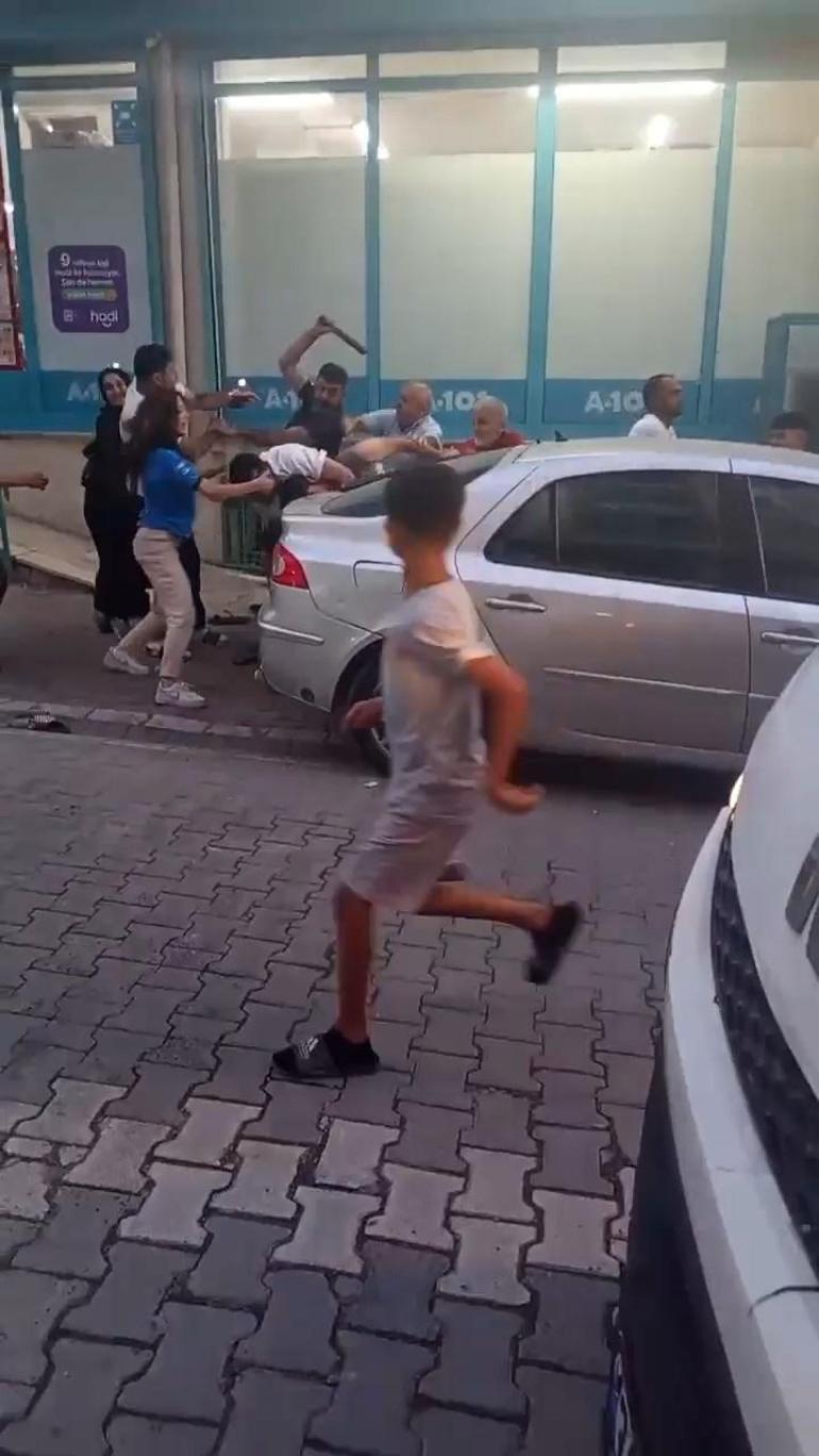 Esenyurtta zincir markette başlayan kavga sokağa taştı Tekmeler, yumruklar ve demir çubuklar havada uçuştu