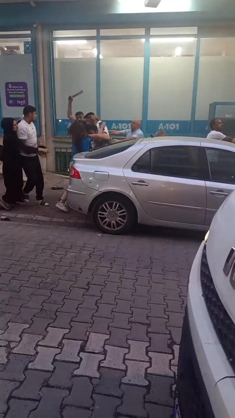 Esenyurtta zincir markette başlayan kavga sokağa taştı Tekmeler, yumruklar ve demir çubuklar havada uçuştu