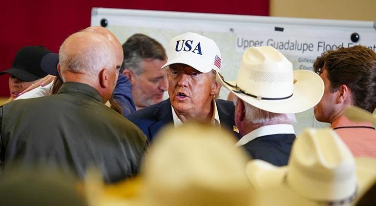 6871988dd13a6e6d2d96a6e7 Trump sel felaketi yaşayan Texas'ı ziyaret etti