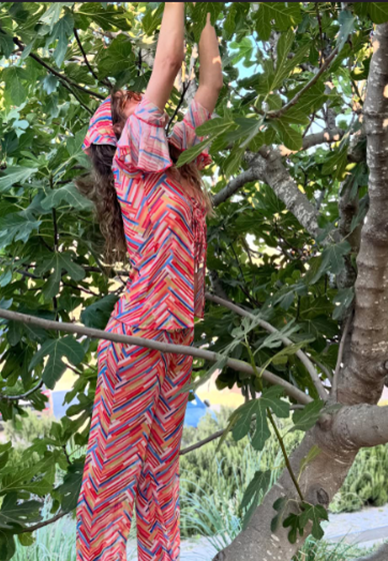 Dazzling summer poses from Sinem Kobal She climbed the tree and picked fruit
