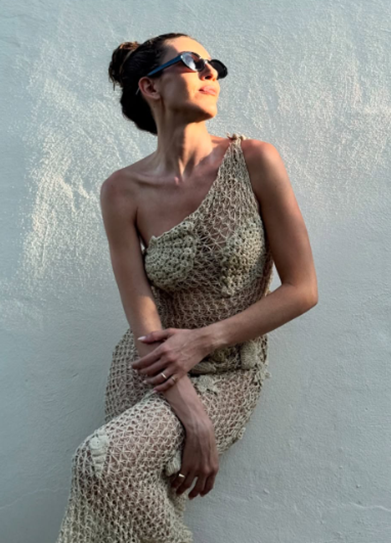 Dazzling summer poses from Sinem Kobal She climbed the tree and picked fruit