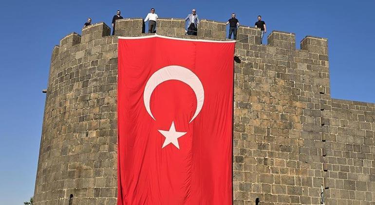 6872a9dd407805e46c03a248 Terörsüz Türkiye'ye ay yıldızlı bayraklarla destek