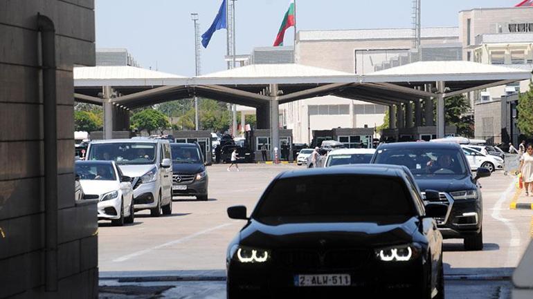 6873a3f8407805e46c03a62f Kilometrelerde araç kuyruğu! Yüz binlerce kişi Türkiye’ye giriş yaptı: Aidiyet hissediyoruz