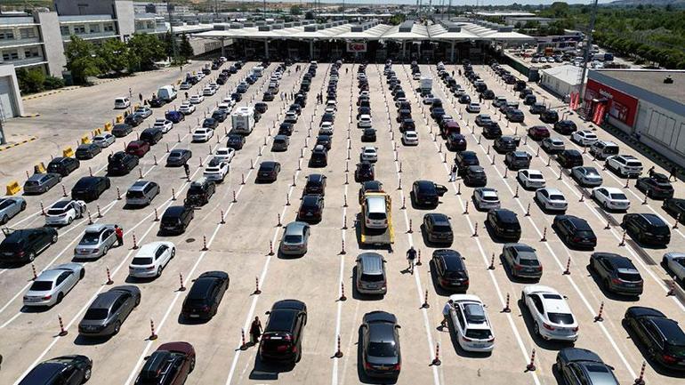 6873a3f8407805e46c03a631 Kilometrelerde araç kuyruğu! Yüz binlerce kişi Türkiye’ye giriş yaptı: Aidiyet hissediyoruz
