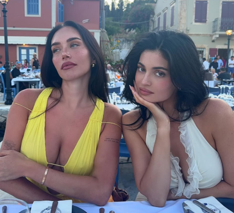 Las poses en bikini de Kylie Jenner causaron revuelo en las playas griegas