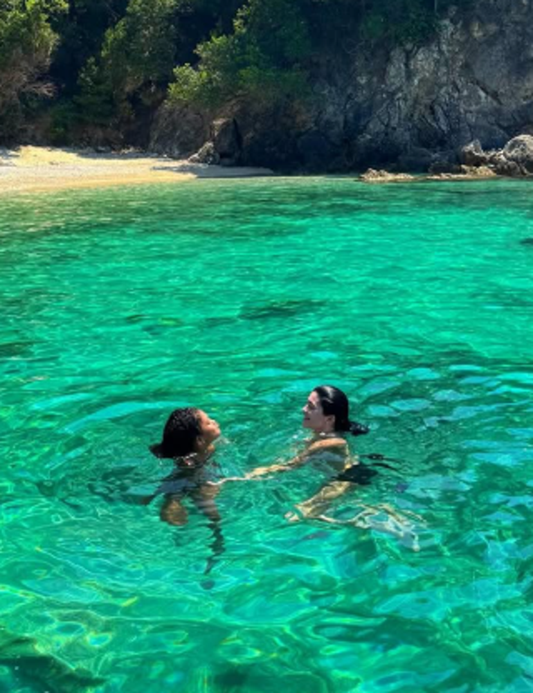 Las poses en bikini de Kylie Jenner causaron revuelo en las playas griegas
