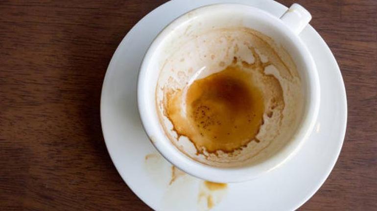 Bardaklardaki çay ve kahve lekesini söküp atıyor 1 çay kaşığı sirkeyle karıştırın
