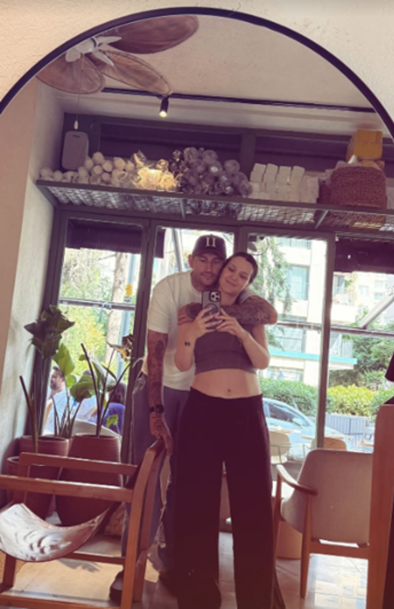 Novas poses de İrem Helvacıoğlu. A barriga dela está crescendo.