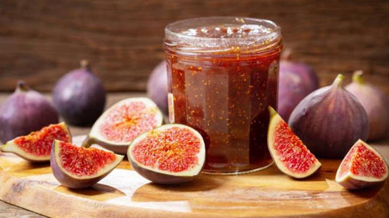 İncir reçeli yaparken dikkat etmeniz gereken püf nokta Tam kıvamında oluyor, şekerlenmiyor