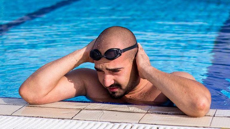 Non immergere improvvisamente l'orecchio in acqua fredda. Provoca dolore, prurito, secrezioni e congestione.