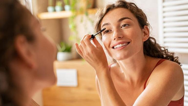 Maskarasız kıvrık kirpik taktiği E vitamini işe yarıyor, önce tarayın