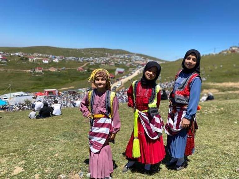 Üstü açık tarihi camide cuma namazı geleneği devam ettiriliyor