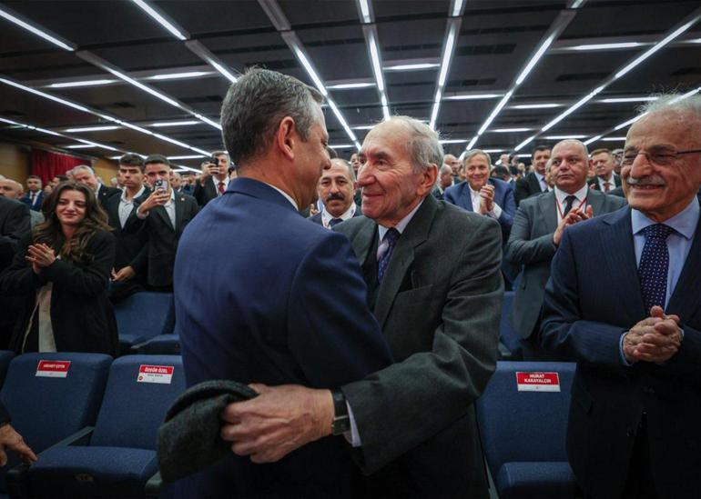 El ex presidente de CHP, Altan öymen, perdió la vida