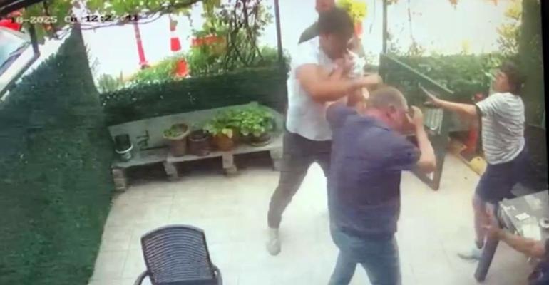 687bab55d13a6e6d2d96cb83 Kız arkadaşına hatalı park uyarısı yapan esnafı yumruklayarak hastanelik etti