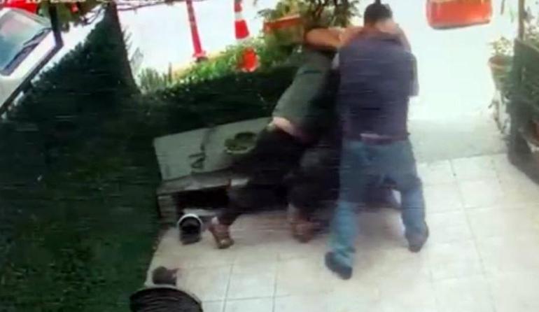 687bab55d13a6e6d2d96cb89 Kız arkadaşına hatalı park uyarısı yapan esnafı yumruklayarak hastanelik etti