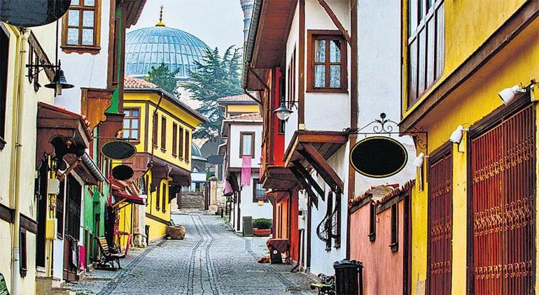 687c0c58d13a6e6d2d96cdec İngiliz turistlerin Türkiye’de en sevdiği yerler! ‘Şafak heykelleri altına boyuyor’