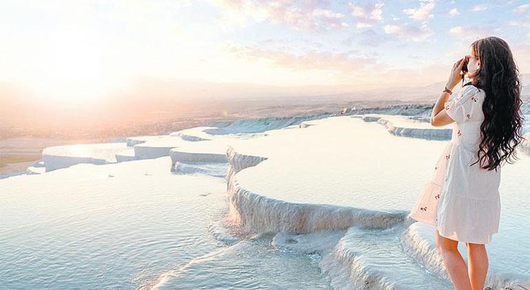 687c0cb8d13a6e6d2d96cdf5 İngiliz turistlerin Türkiye’de en sevdiği yerler! ‘Şafak heykelleri altına boyuyor’
