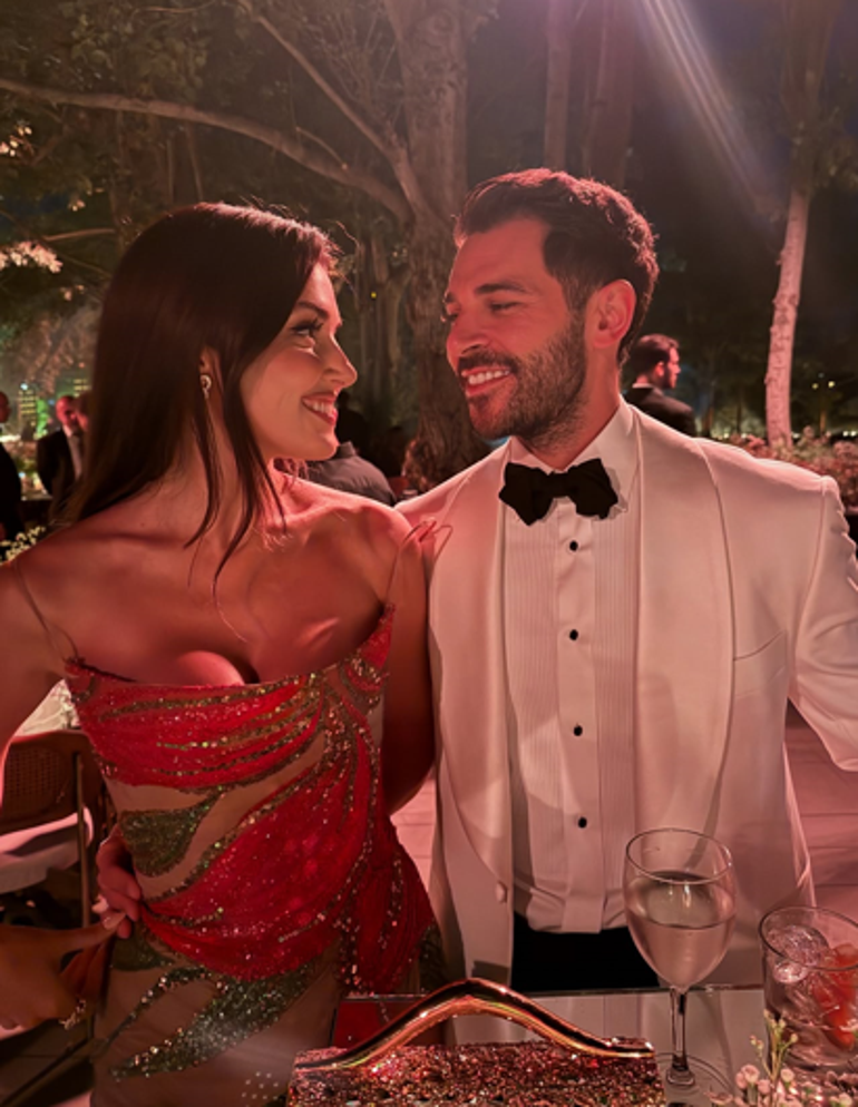 Hande Erçel liet met haar schoonheid een stempel op de bruiloft drukken, oog in oog met Hakan Sabancı
