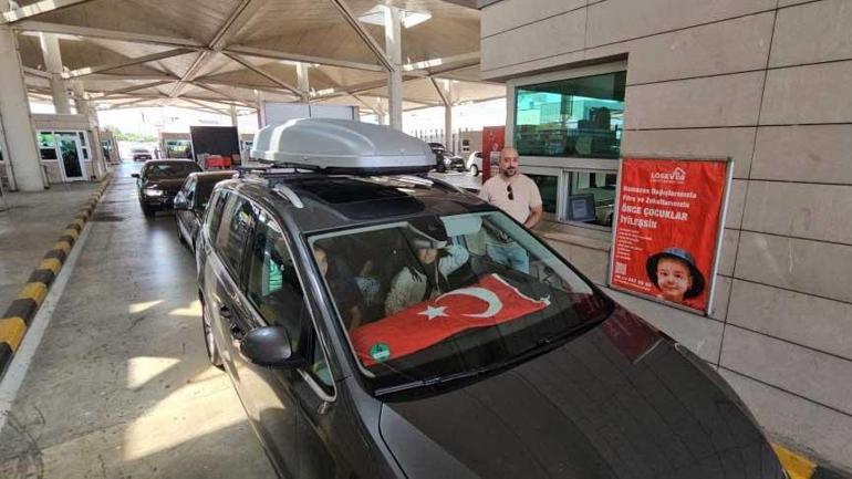 687cfcdfd13a6e6d2d96d1ed Gurbetçiler isyan etti! 100 euro rüşvet skandalı: Ya karakolda bekleyeceksin ya da para vereceksin