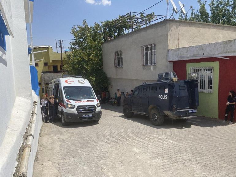 687e142e407805e46c03c4af Diyarbakır'da müstakil evde korkutan yangın: 3 kişi dumandan etkilendi