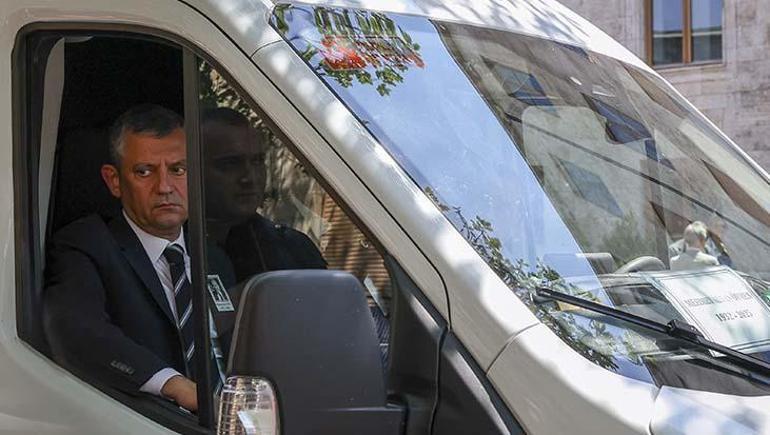 Altan Öymene Veda Özay şendir: El sicómoro de la República nunca morirá incluso si nos dejan