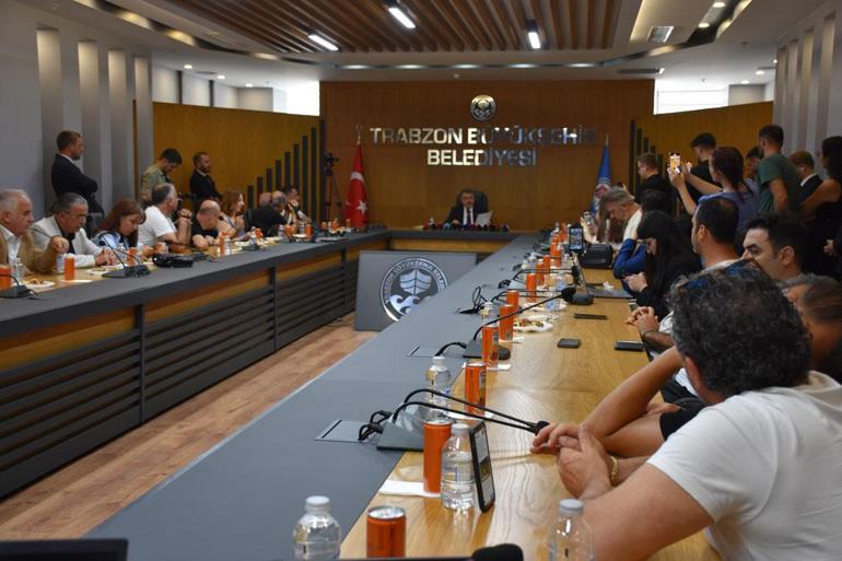 687e631dd13a6e6d2d96d7d7 Trabzon Büyükşehir Belediye Başkanı Genç, Özgür Özel'in eleştirilerini yanıtladı