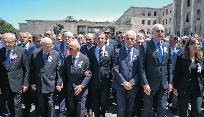 687ec076d13a6e6d2d96da2a Öymen’in cenaze töreni siyasetin tüm renklerini buluşturdu! ‘Altan Abi’ye veda