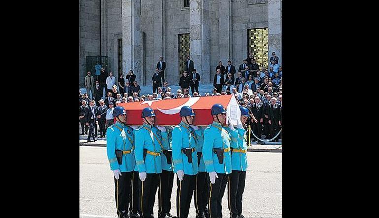 687ec0b1d13a6e6d2d96da2d Öymen’in cenaze töreni siyasetin tüm renklerini buluşturdu! ‘Altan Abi’ye veda