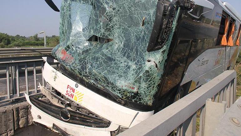 687f5123407805e46c03c8da Antalya'da tur otobüsü köprü bariyerleri arasında sıkıştı