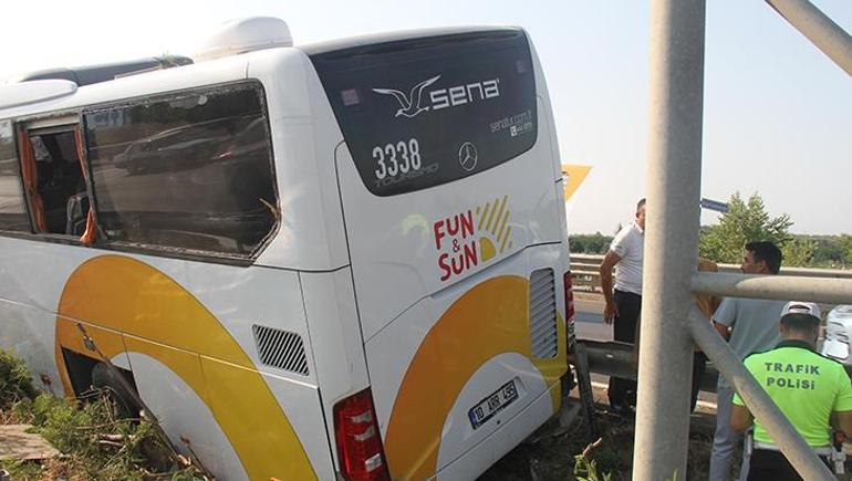 687f5144407805e46c03c8de Antalya'da tur otobüsü köprü bariyerleri arasında sıkıştı