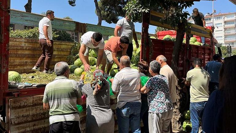 6880ba4e280d2d4b642c6c61 Babasının ölüm yıldönümünde 1 kamyon karpuz dağıttılar: Kapış kapış gitti