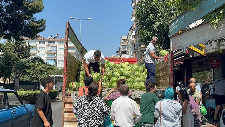 6880ba71280d2d4b642c6c67 Babasının ölüm yıldönümünde 1 kamyon karpuz dağıttılar: Kapış kapış gitti