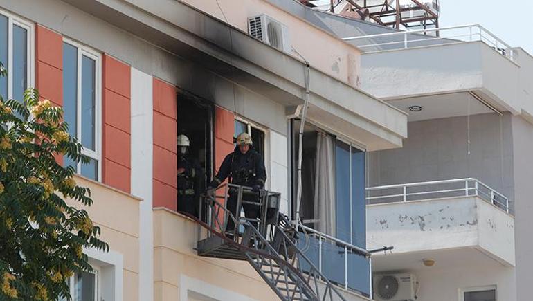 688226aeba1ad627b368ea3d Kedisi içerdeyken evi yanan Ukraynalı kadın polisin kucağına bayıldı