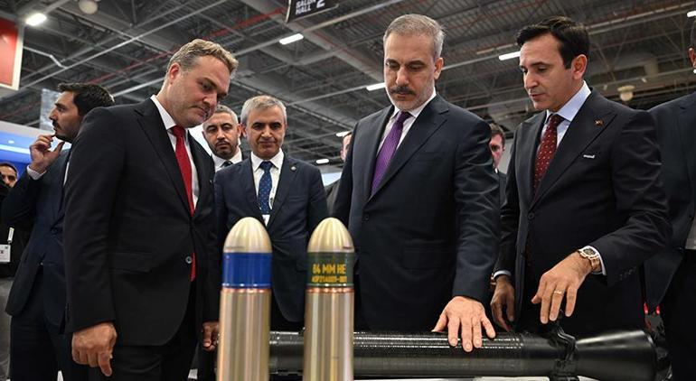 6882a185e25e42c8919a4aca Dışişleri Bakanı Hakan Fidan, 17'nci Uluslararası Savunma Sanayii Fuarı'nda stantları gezdi