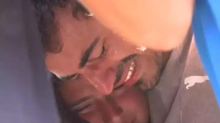Survivorda gözyaşlarıyla diskalifiye olmuştu Yakın arkadaşlar doğum gününde buluştu