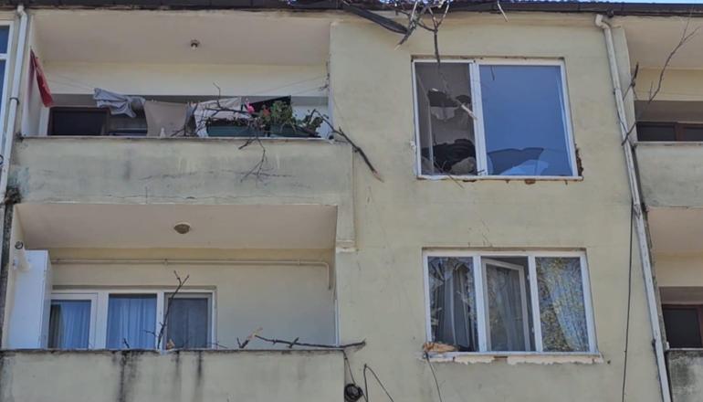 68839416ba1ad627b368f39f Asırlık çınar ağacı apartmanın üzerine devrildi